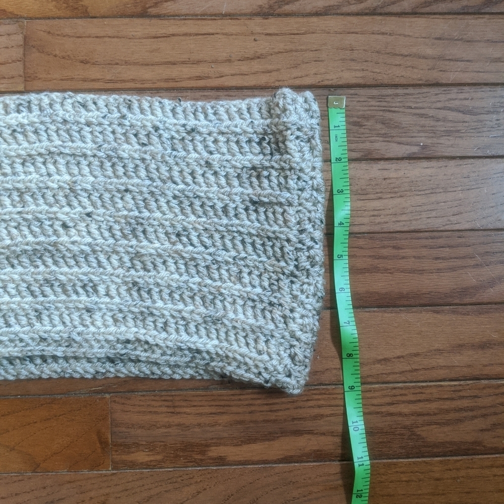 Hand-Knit Infinity Scarf Neutral Fleck - Picture 5 of 5